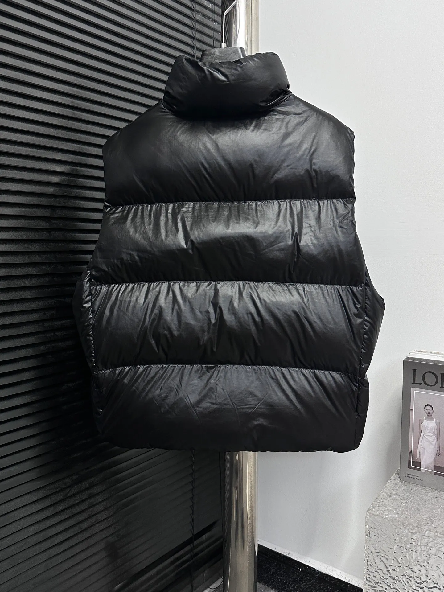 P560 [Canada Goose] Big Goose🦢Puff Down Vest has always been recognized as the warmest down jacket. Various Instagram celebrities, Internet celebrities, and celebrities often wear it for street photos. I make Canada Goose every year, but I still can't get rid of my love for it. No matter how cold the days are, there is no need to be afraid, because there is! Filled with 90% white duck down, it is the legendary warmest down jacket and is known as a must-have for Arctic outdoor sports! The most popular down jacket in the world, celebrities are rushing to buy it, it is a must-have! Size: XS-XL